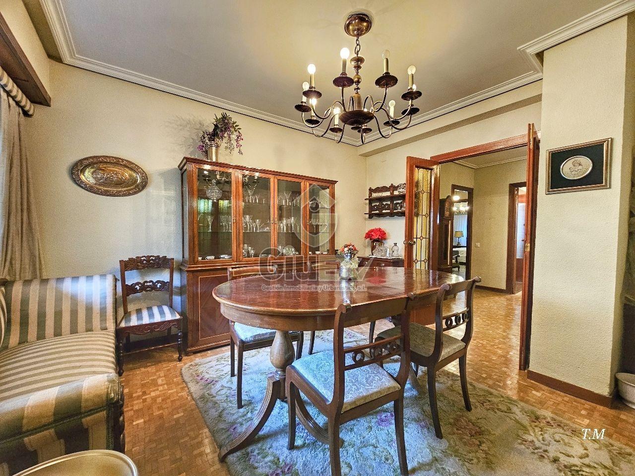 179206171475600174044_179206122002 Gran piso muy céntrico, con garaje.