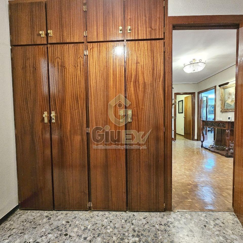 Gran piso muy céntrico, con garaje.