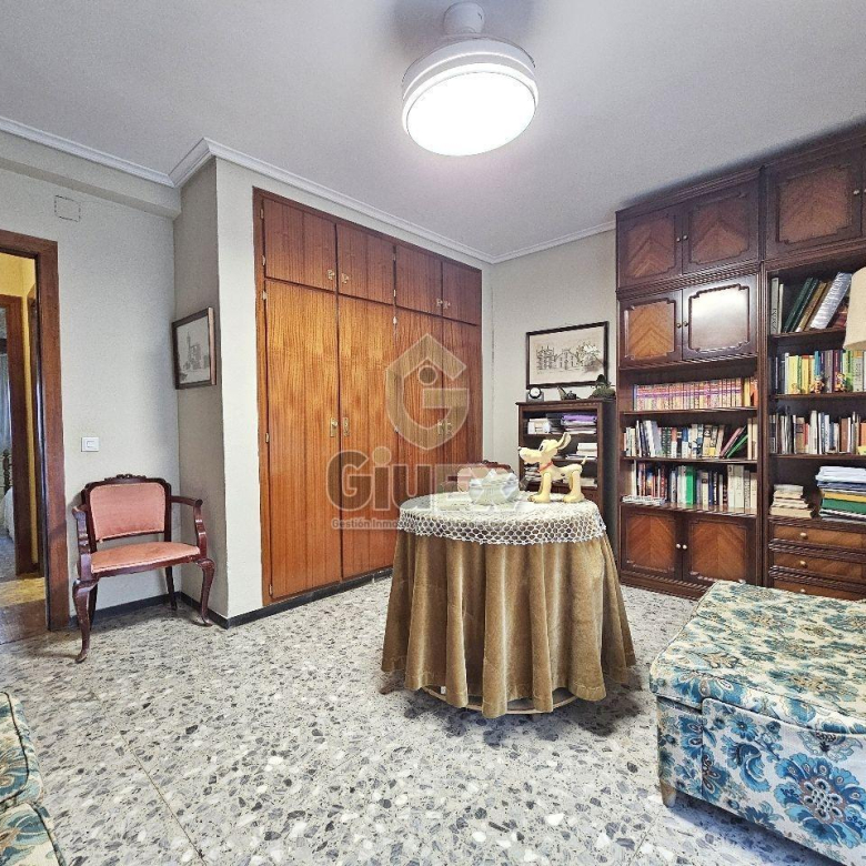 Gran piso muy céntrico, con garaje.