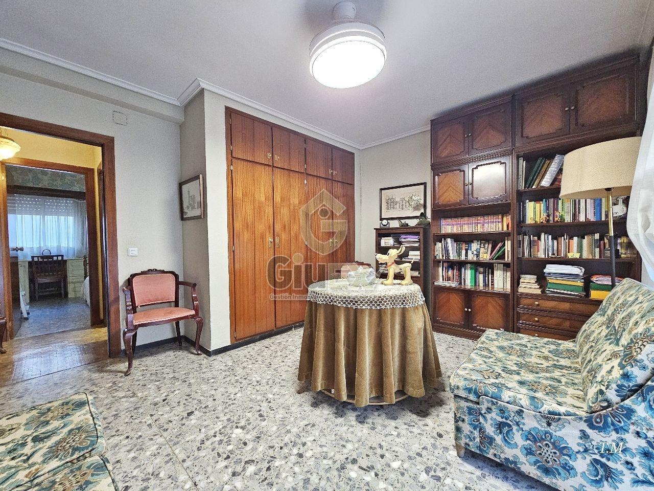 179206173048200174044_179206118730 Gran piso muy céntrico, con garaje.