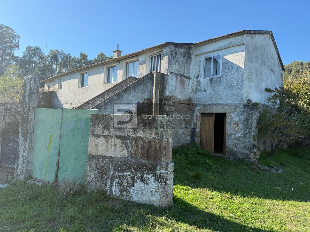 CASA CON TERRENO SEGREGABLE, VISTAS IMPRESIONANTES Y CERCA DEL CENTRO DE SALCEDA DE CASELAS