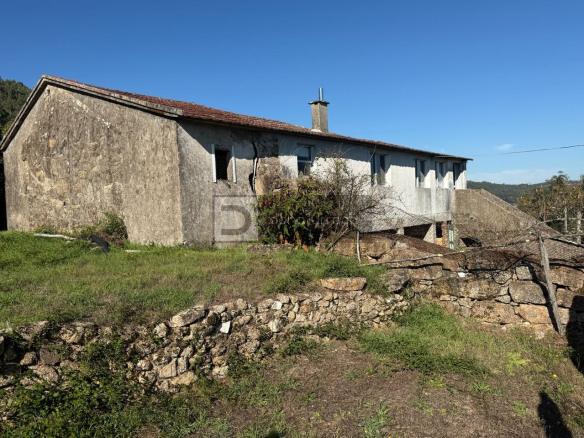 CASA CON TERRENO SEGREGABLE, VISTAS IMPRESIONANTES Y CERCA DEL CENTRO DE SALCEDA DE CASELAS