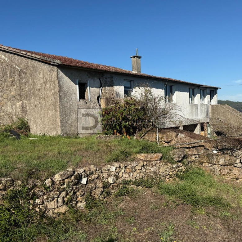 CASA CON TERRENO SEGREGABLE, VISTAS IMPRESIONANTES Y CERCA DEL CENTRO DE SALCEDA DE CASELAS