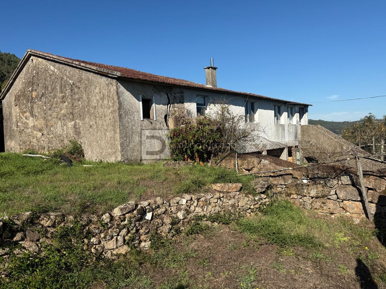 CASA CON TERRENO SEGREGABLE, VISTAS IMPRESIONANTES Y CERCA DEL CENTRO DE SALCEDA DE CASELAS