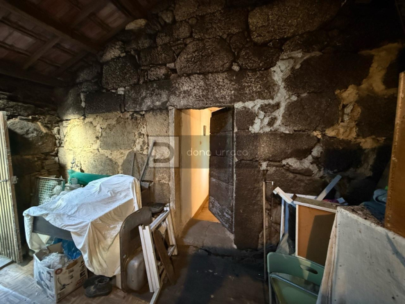CASA CON TERRENO SEGREGABLE, VISTAS IMPRESIONANTES Y CERCA DEL CENTRO DE SALCEDA DE CASELAS