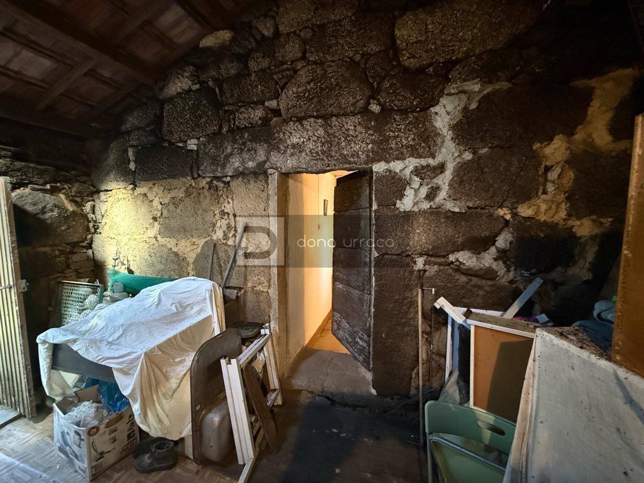 CASA CON TERRENO SEGREGABLE, VISTAS IMPRESIONANTES Y CERCA DEL CENTRO DE SALCEDA DE CASELAS