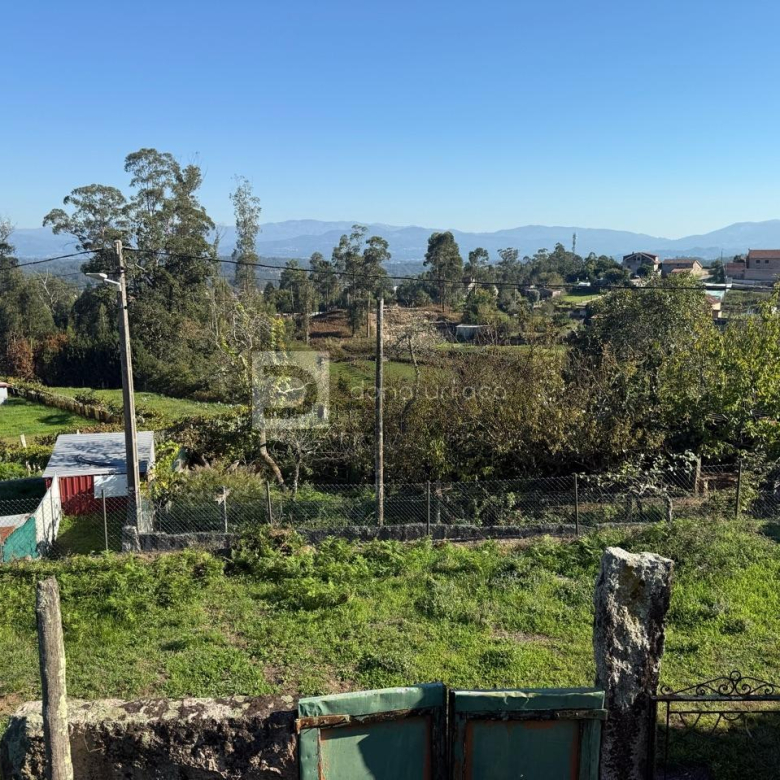 CASA CON TERRENO SEGREGABLE, VISTAS IMPRESIONANTES Y CERCA DEL CENTRO DE SALCEDA DE CASELAS