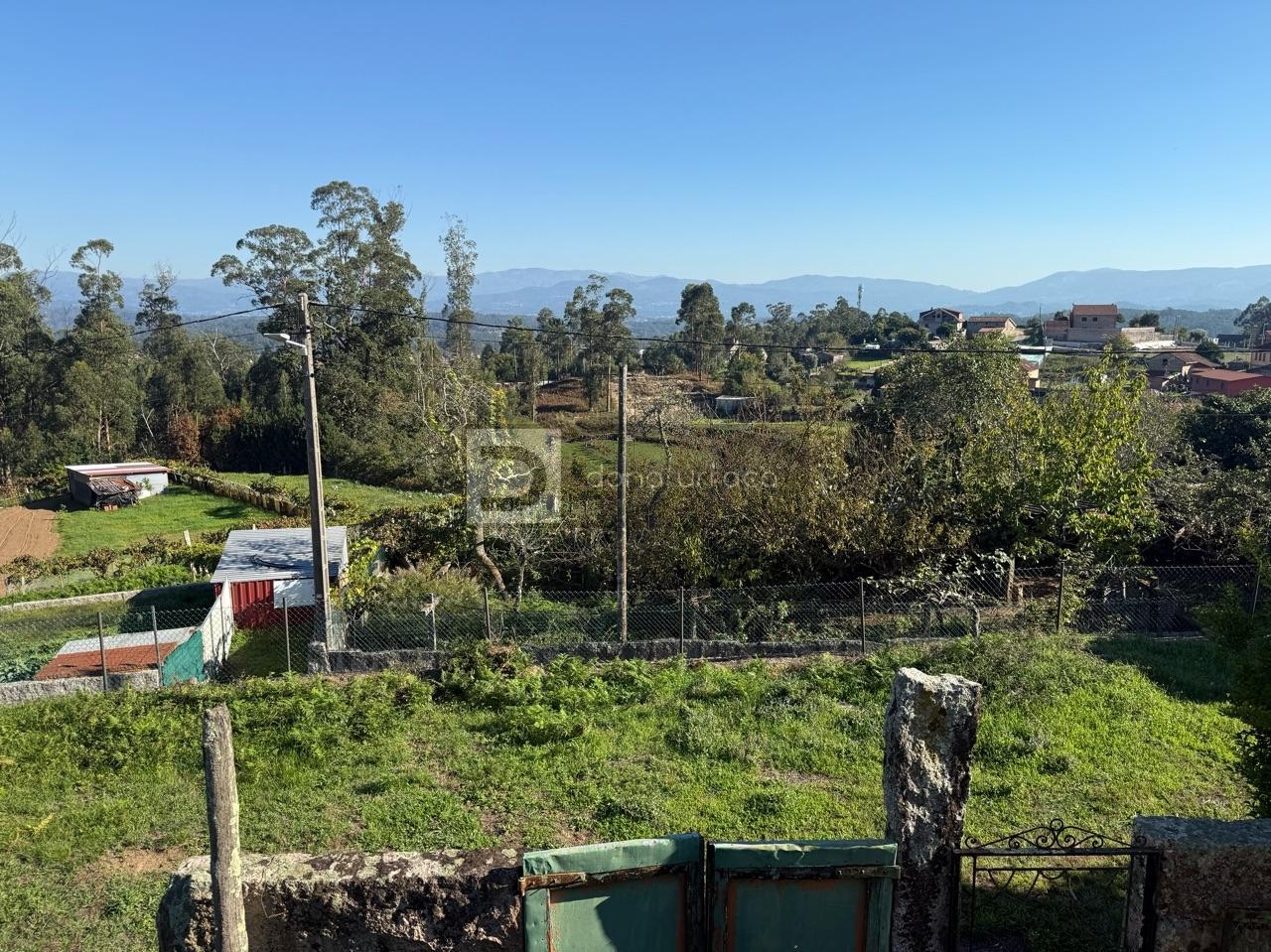 CASA CON TERRENO SEGREGABLE, VISTAS IMPRESIONANTES Y CERCA DEL CENTRO DE SALCEDA DE CASELAS