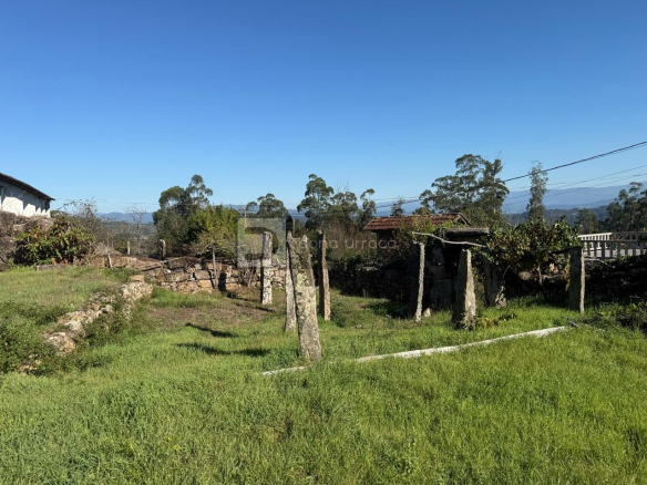 CASA CON TERRENO SEGREGABLE, VISTAS IMPRESIONANTES Y CERCA DEL CENTRO DE SALCEDA DE CASELAS