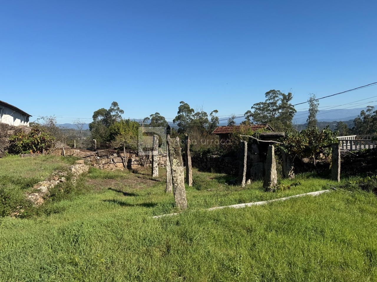 CASA CON TERRENO SEGREGABLE, VISTAS IMPRESIONANTES Y CERCA DEL CENTRO DE SALCEDA DE CASELAS