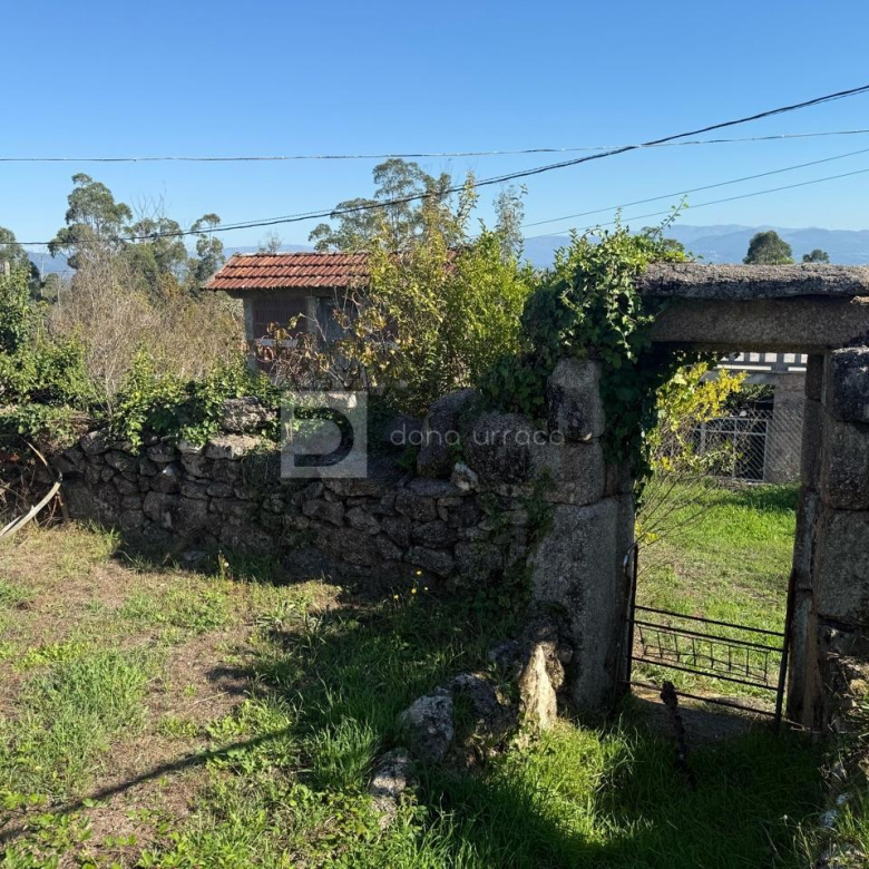 CASA CON TERRENO SEGREGABLE, VISTAS IMPRESIONANTES Y CERCA DEL CENTRO DE SALCEDA DE CASELAS