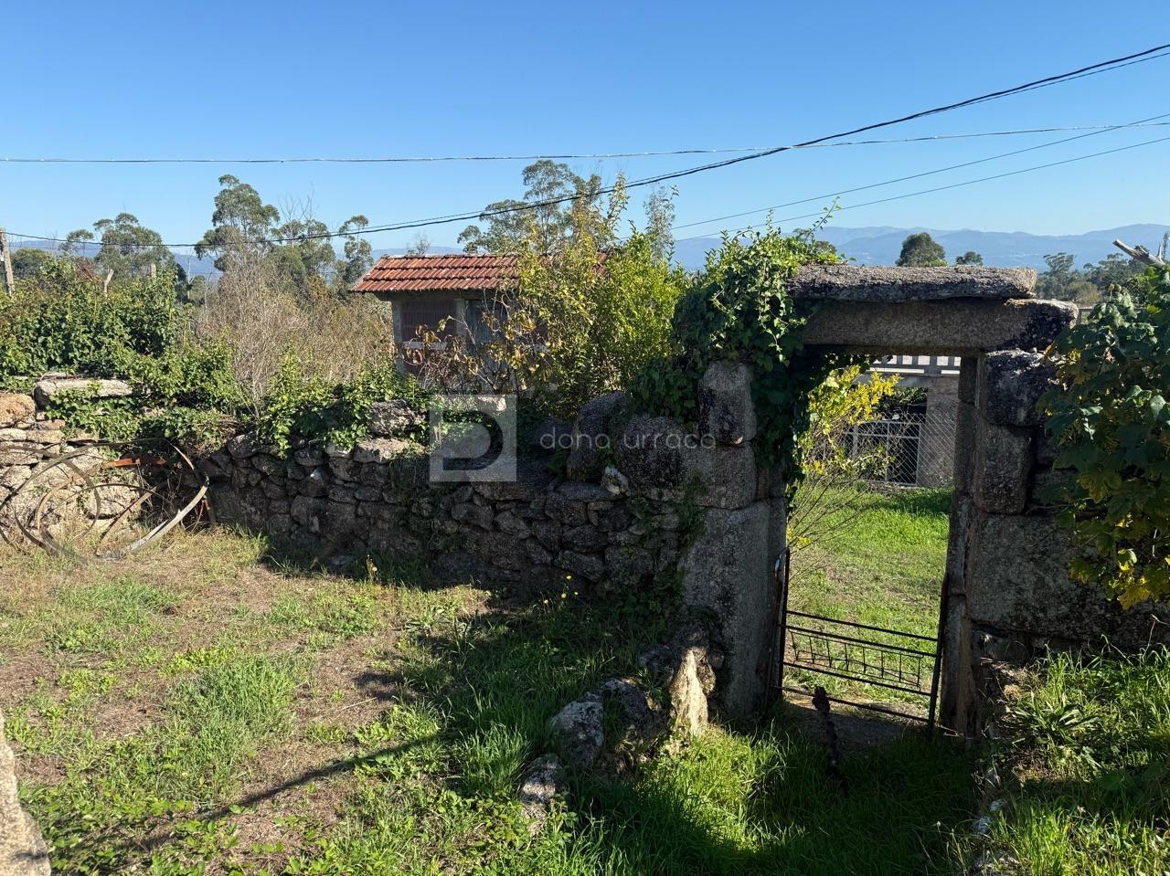 CASA CON TERRENO SEGREGABLE, VISTAS IMPRESIONANTES Y CERCA DEL CENTRO DE SALCEDA DE CASELAS