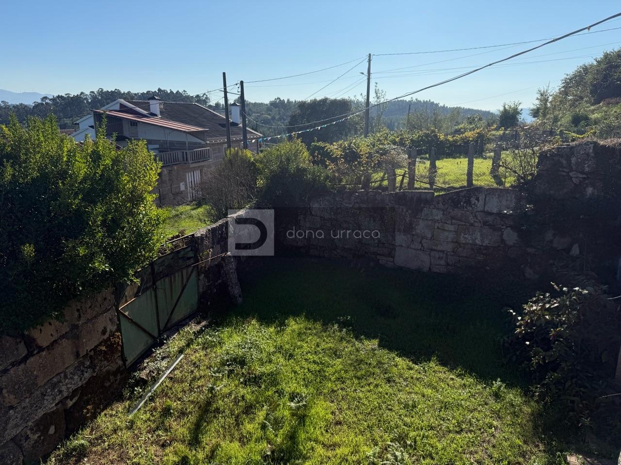 CASA CON TERRENO SEGREGABLE, VISTAS IMPRESIONANTES Y CERCA DEL CENTRO DE SALCEDA DE CASELAS