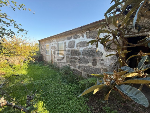 CASA CON TERRENO SEGREGABLE, VISTAS IMPRESIONANTES Y CERCA DEL CENTRO DE SALCEDA DE CASELAS