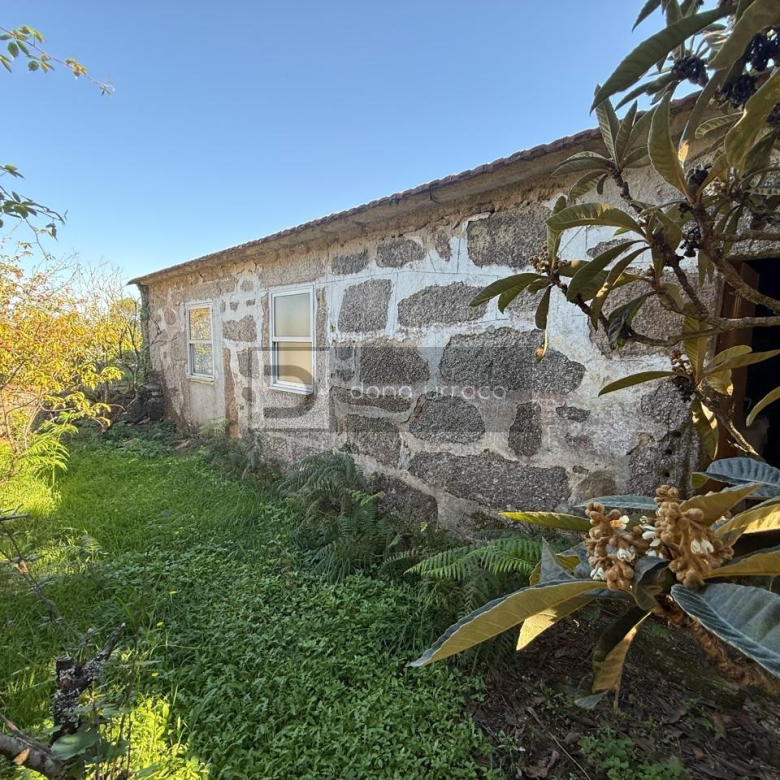 CASA CON TERRENO SEGREGABLE, VISTAS IMPRESIONANTES Y CERCA DEL CENTRO DE SALCEDA DE CASELAS