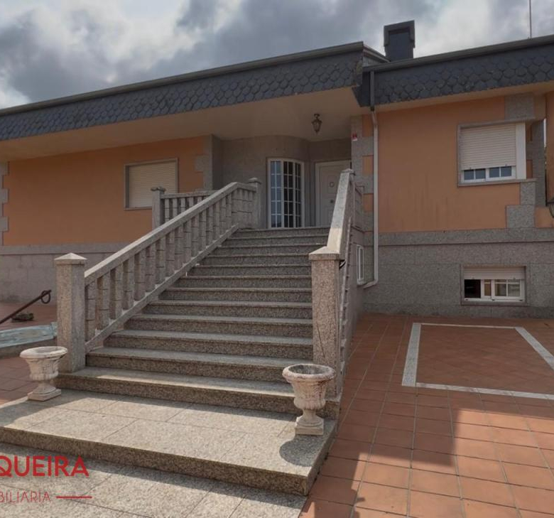 CHALET EXCLUSIVO EN O ROSAL – 431 M², 7 DORMITORIOS Y AMPLIA PARCELA DE 1.486 M²