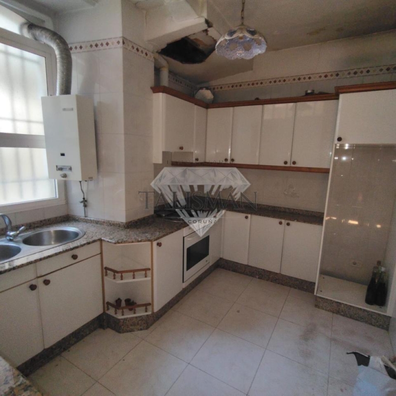 CASA EN BETANZOS CON BODEGA