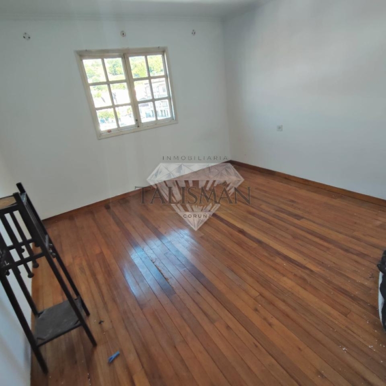 CASA EN BETANZOS CON BODEGA