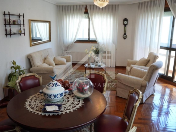 SE VENDE PISO TOTALMENTE EXTERIOR Y LUMINOSO DE 4 HABITACIONES PRÓXIMO A LA PLAZA ELIPTICA EN LA CIUDAD DE VIGO