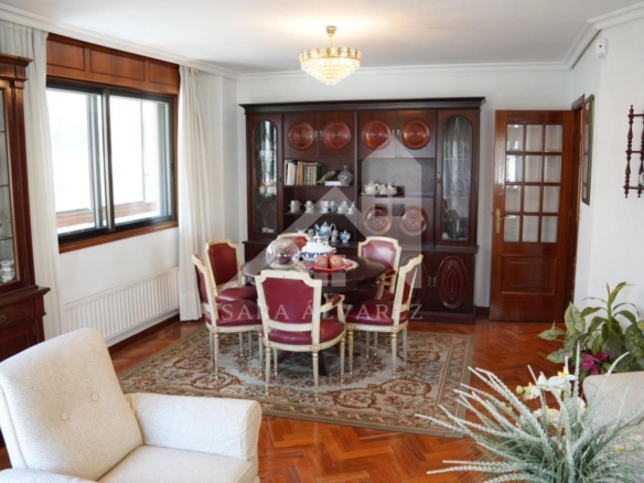 SE VENDE PISO TOTALMENTE EXTERIOR Y LUMINOSO DE 4 HABITACIONES PRÓXIMO A LA PLAZA ELIPTICA EN LA CIUDAD DE VIGO