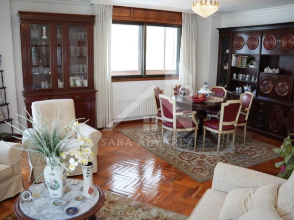 SE VENDE PISO TOTALMENTE EXTERIOR Y LUMINOSO DE 4 HABITACIONES PRÓXIMO A LA PLAZA ELIPTICA EN LA CIUDAD DE VIGO