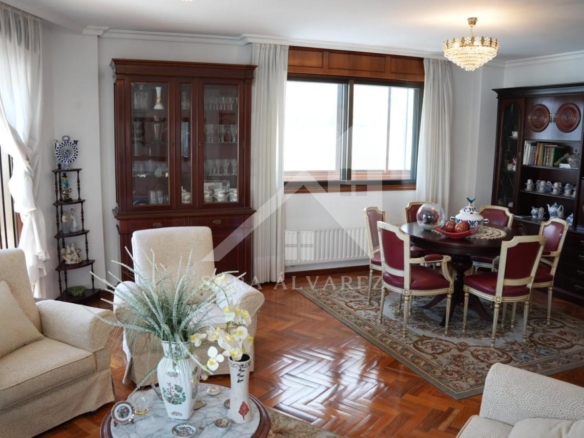 SE VENDE PISO TOTALMENTE EXTERIOR Y LUMINOSO DE 4 HABITACIONES PRÓXIMO A LA PLAZA ELIPTICA EN LA CIUDAD DE VIGO