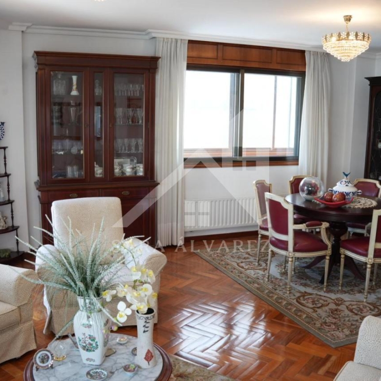 SE VENDE PISO TOTALMENTE EXTERIOR Y LUMINOSO DE 4 HABITACIONES PRÓXIMO A LA PLAZA ELIPTICA EN LA CIUDAD DE VIGO