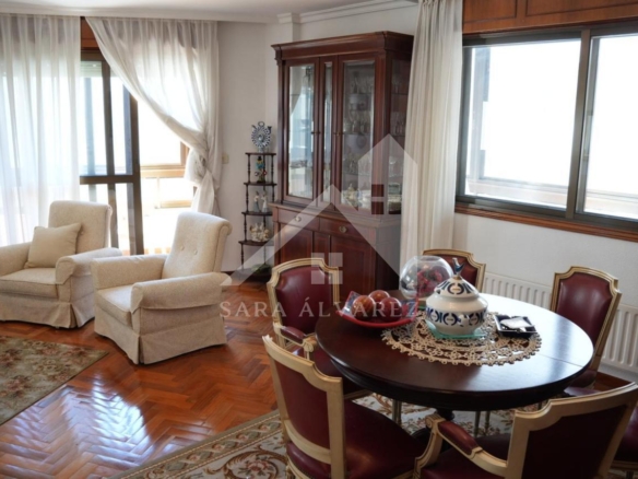 SE VENDE PISO TOTALMENTE EXTERIOR Y LUMINOSO DE 4 HABITACIONES PRÓXIMO A LA PLAZA ELIPTICA EN LA CIUDAD DE VIGO