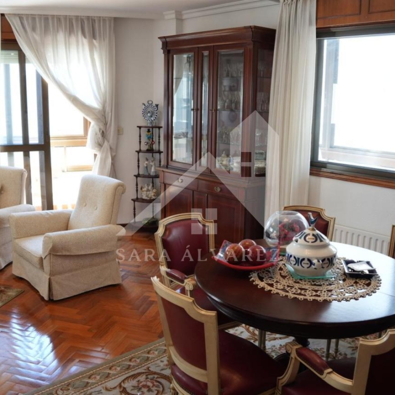 SE VENDE PISO TOTALMENTE EXTERIOR Y LUMINOSO DE 4 HABITACIONES PRÓXIMO A LA PLAZA ELIPTICA EN LA CIUDAD DE VIGO