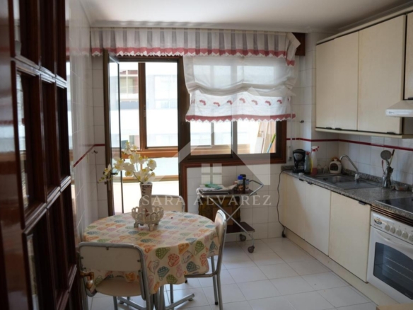 SE VENDE PISO TOTALMENTE EXTERIOR Y LUMINOSO DE 4 HABITACIONES PRÓXIMO A LA PLAZA ELIPTICA EN LA CIUDAD DE VIGO