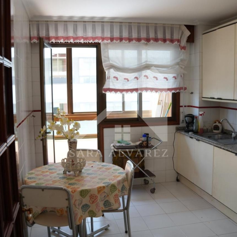 SE VENDE PISO TOTALMENTE EXTERIOR Y LUMINOSO DE 4 HABITACIONES PRÓXIMO A LA PLAZA ELIPTICA EN LA CIUDAD DE VIGO