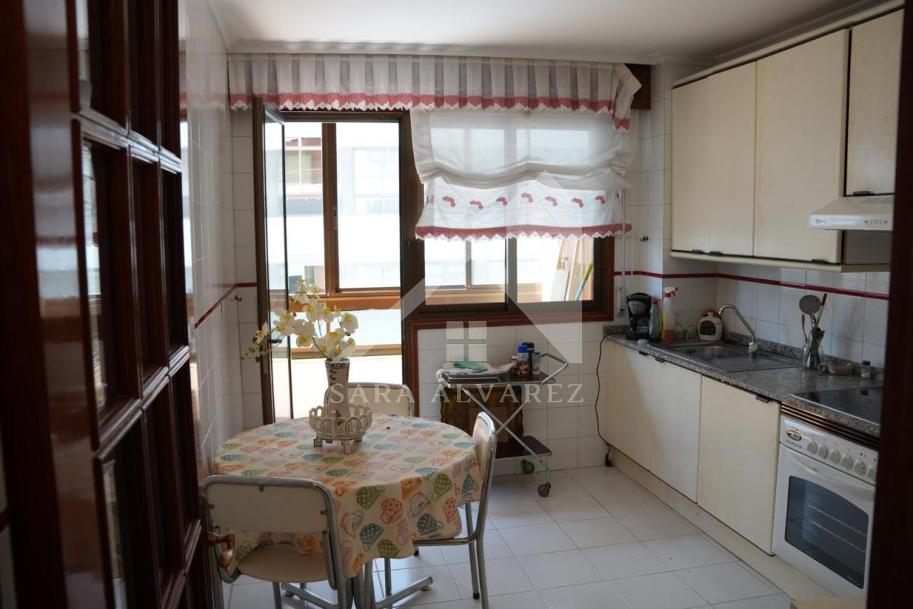 SE VENDE PISO TOTALMENTE EXTERIOR Y LUMINOSO DE 4 HABITACIONES PRÓXIMO A LA PLAZA ELIPTICA EN LA CIUDAD DE VIGO