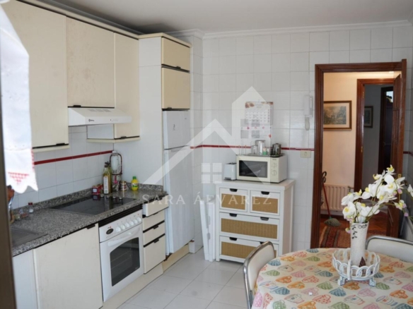 SE VENDE PISO TOTALMENTE EXTERIOR Y LUMINOSO DE 4 HABITACIONES PRÓXIMO A LA PLAZA ELIPTICA EN LA CIUDAD DE VIGO
