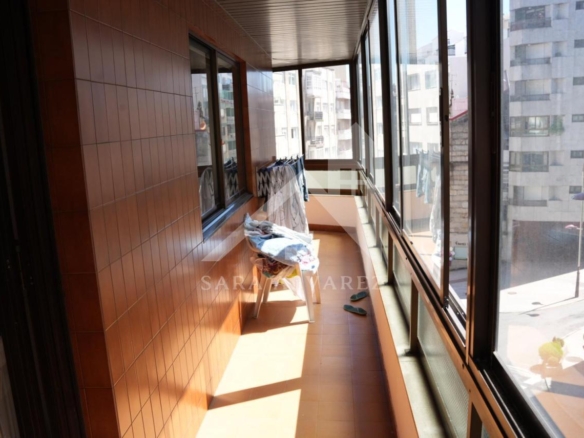 SE VENDE PISO TOTALMENTE EXTERIOR Y LUMINOSO DE 4 HABITACIONES PRÓXIMO A LA PLAZA ELIPTICA EN LA CIUDAD DE VIGO