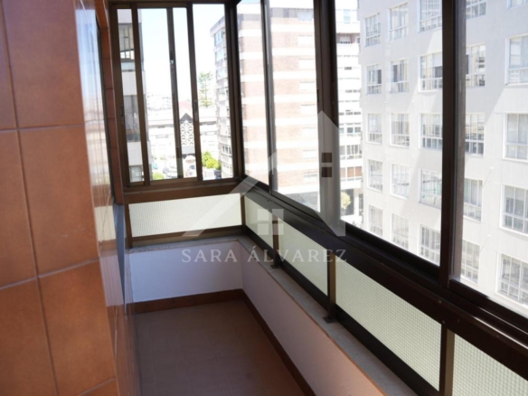 SE VENDE PISO TOTALMENTE EXTERIOR Y LUMINOSO DE 4 HABITACIONES PRÓXIMO A LA PLAZA ELIPTICA EN LA CIUDAD DE VIGO