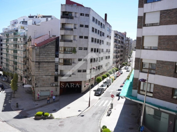 SE VENDE PISO TOTALMENTE EXTERIOR Y LUMINOSO DE 4 HABITACIONES PRÓXIMO A LA PLAZA ELIPTICA EN LA CIUDAD DE VIGO