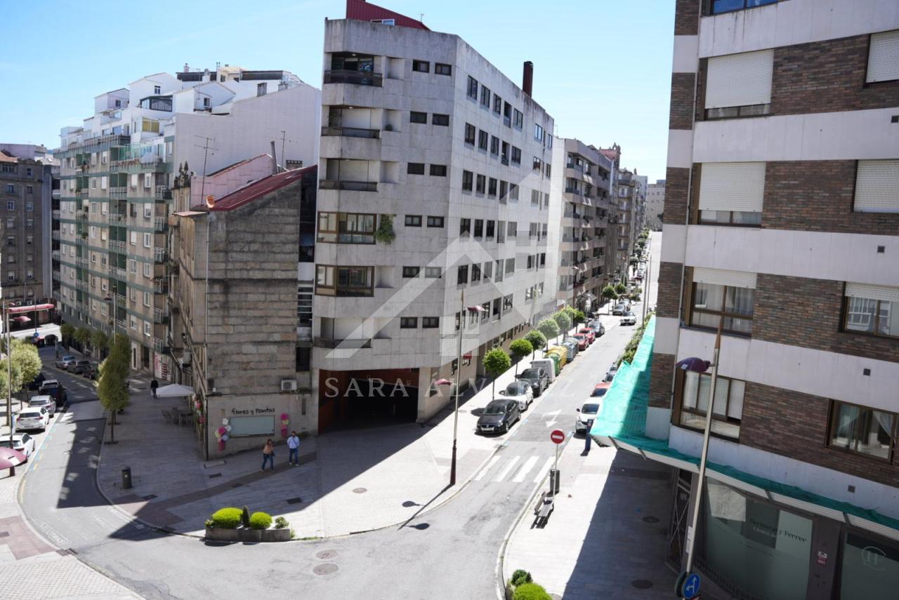 SE VENDE PISO TOTALMENTE EXTERIOR Y LUMINOSO DE 4 HABITACIONES PRÓXIMO A LA PLAZA ELIPTICA EN LA CIUDAD DE VIGO
