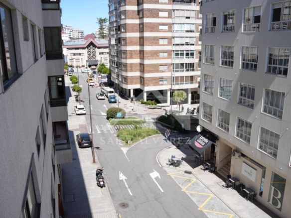 SE VENDE PISO TOTALMENTE EXTERIOR Y LUMINOSO DE 4 HABITACIONES PRÓXIMO A LA PLAZA ELIPTICA EN LA CIUDAD DE VIGO