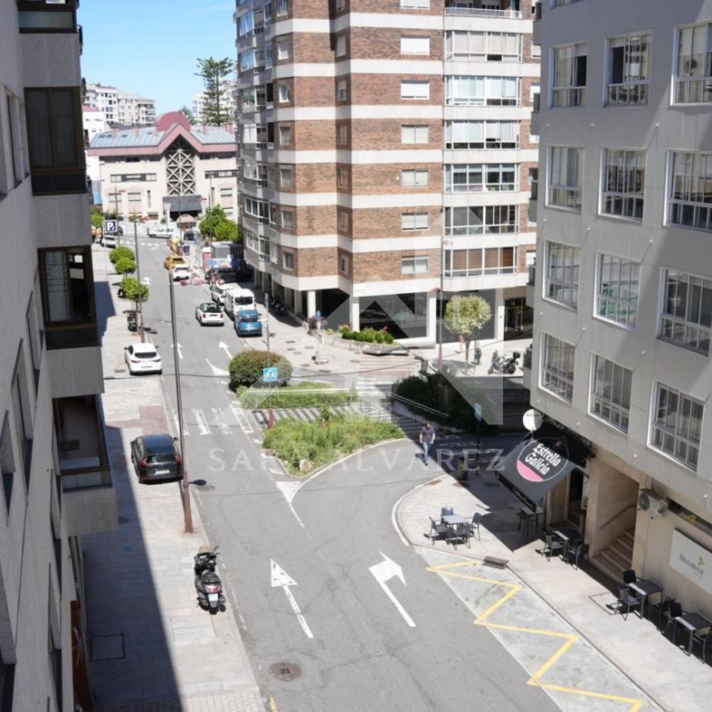 SE VENDE PISO TOTALMENTE EXTERIOR Y LUMINOSO DE 4 HABITACIONES PRÓXIMO A LA PLAZA ELIPTICA EN LA CIUDAD DE VIGO