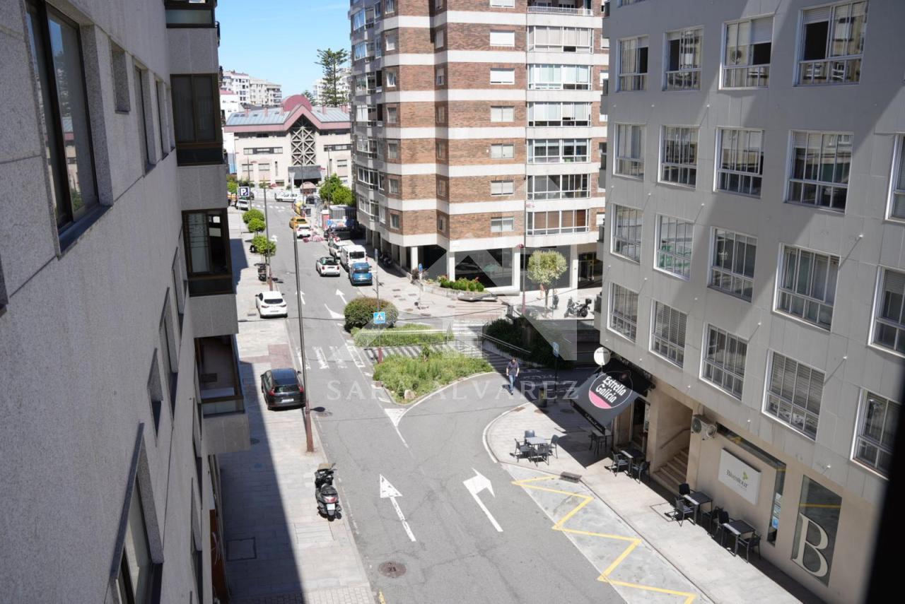 SE VENDE PISO TOTALMENTE EXTERIOR Y LUMINOSO DE 4 HABITACIONES PRÓXIMO A LA PLAZA ELIPTICA EN LA CIUDAD DE VIGO