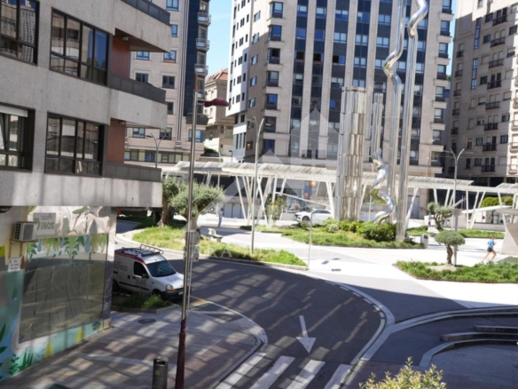 SE VENDE PISO TOTALMENTE EXTERIOR Y LUMINOSO DE 4 HABITACIONES PRÓXIMO A LA PLAZA ELIPTICA EN LA CIUDAD DE VIGO