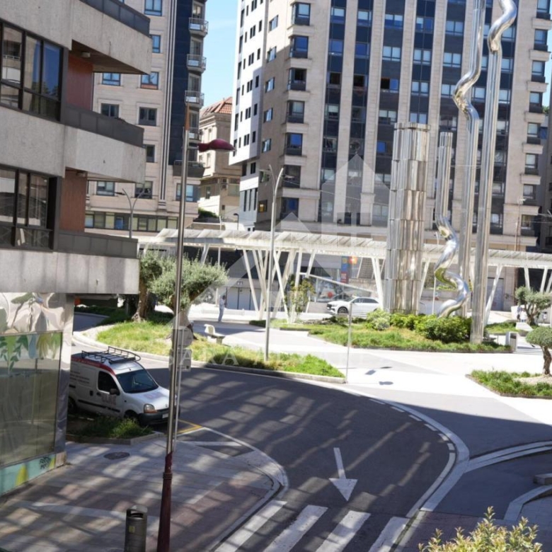 SE VENDE PISO TOTALMENTE EXTERIOR Y LUMINOSO DE 4 HABITACIONES PRÓXIMO A LA PLAZA ELIPTICA EN LA CIUDAD DE VIGO