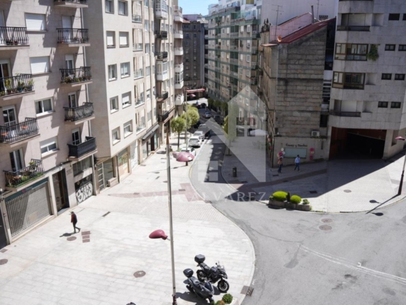 SE VENDE PISO TOTALMENTE EXTERIOR Y LUMINOSO DE 4 HABITACIONES PRÓXIMO A LA PLAZA ELIPTICA EN LA CIUDAD DE VIGO