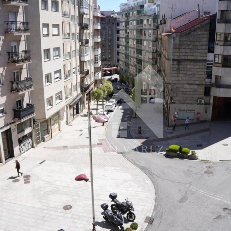 SE VENDE PISO TOTALMENTE EXTERIOR Y LUMINOSO DE 4 HABITACIONES PRÓXIMO A LA PLAZA ELIPTICA EN LA CIUDAD DE VIGO