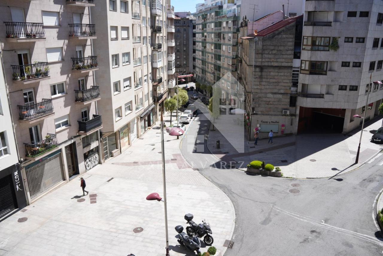 SE VENDE PISO TOTALMENTE EXTERIOR Y LUMINOSO DE 4 HABITACIONES PRÓXIMO A LA PLAZA ELIPTICA EN LA CIUDAD DE VIGO