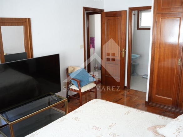 SE VENDE PISO TOTALMENTE EXTERIOR Y LUMINOSO DE 4 HABITACIONES PRÓXIMO A LA PLAZA ELIPTICA EN LA CIUDAD DE VIGO