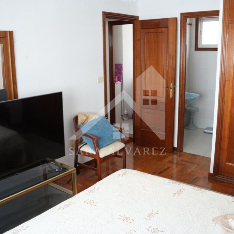 SE VENDE PISO TOTALMENTE EXTERIOR Y LUMINOSO DE 4 HABITACIONES PRÓXIMO A LA PLAZA ELIPTICA EN LA CIUDAD DE VIGO