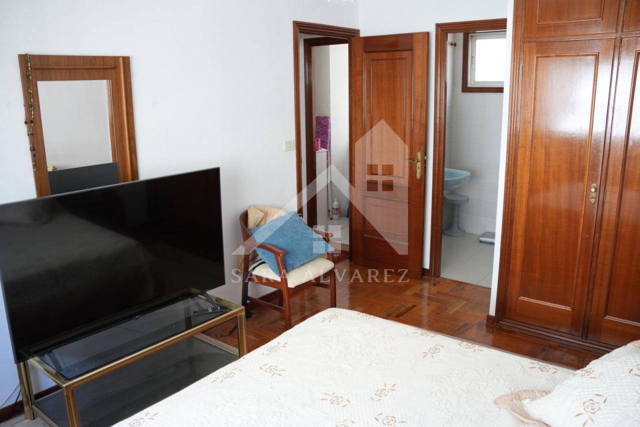 SE VENDE PISO TOTALMENTE EXTERIOR Y LUMINOSO DE 4 HABITACIONES PRÓXIMO A LA PLAZA ELIPTICA EN LA CIUDAD DE VIGO