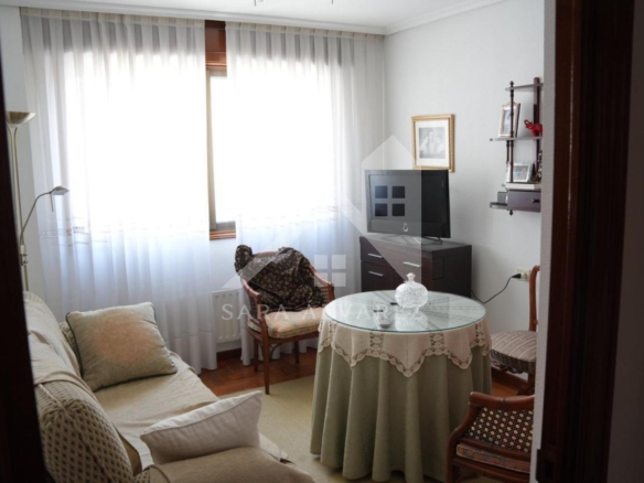 SE VENDE PISO TOTALMENTE EXTERIOR Y LUMINOSO DE 4 HABITACIONES PRÓXIMO A LA PLAZA ELIPTICA EN LA CIUDAD DE VIGO