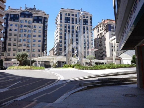 SE VENDE PISO TOTALMENTE EXTERIOR Y LUMINOSO DE 4 HABITACIONES PRÓXIMO A LA PLAZA ELIPTICA EN LA CIUDAD DE VIGO
